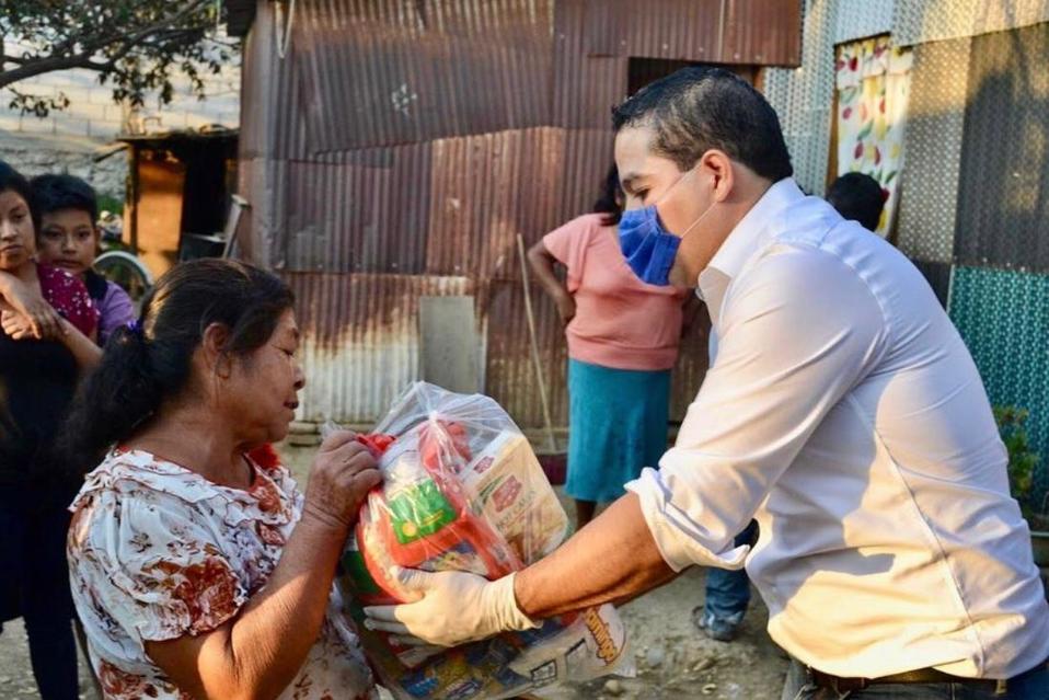 Los activistas entregan alimentos e insumos a las personas afectadas en Oaxaca. (Óscar Rodríguez)