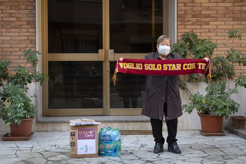 AS Roma regala comida y suministros médicos a socios de la tercera edad (Twitter @ASRomaEN)