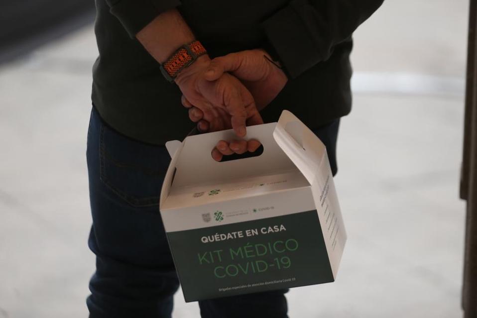 Claudia Sheinbaum presentó el kit médico de emergencia para enfermos de coronavirus. (Jorge Carballo)