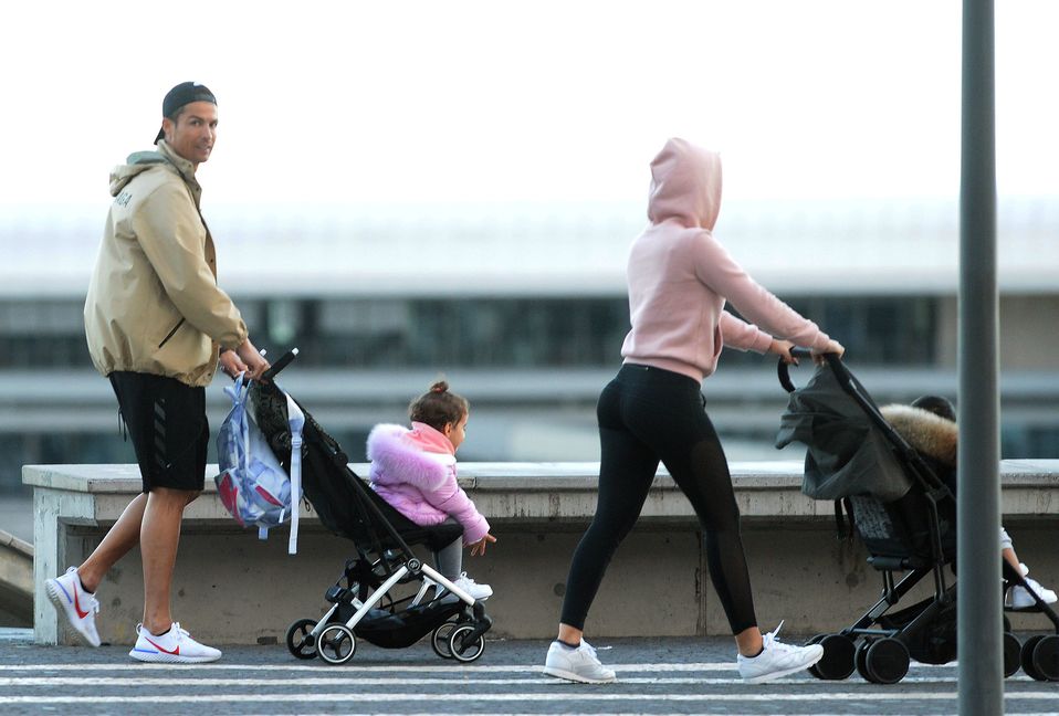 Cristiano Ronaldo pasea con sus hijos en Portugal durante cuarentena (AFP)
