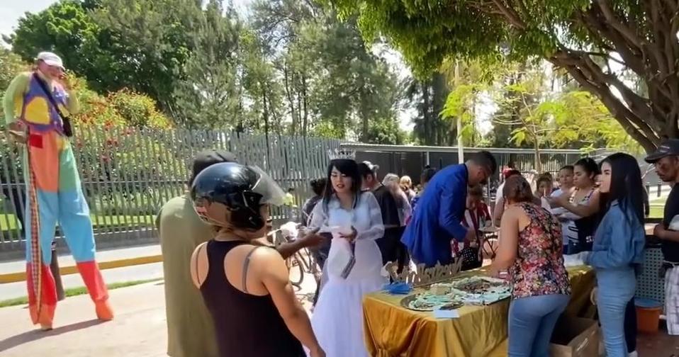 Los enamorados compartieron su alegría con familiares de los pacientes (Foto Especial)