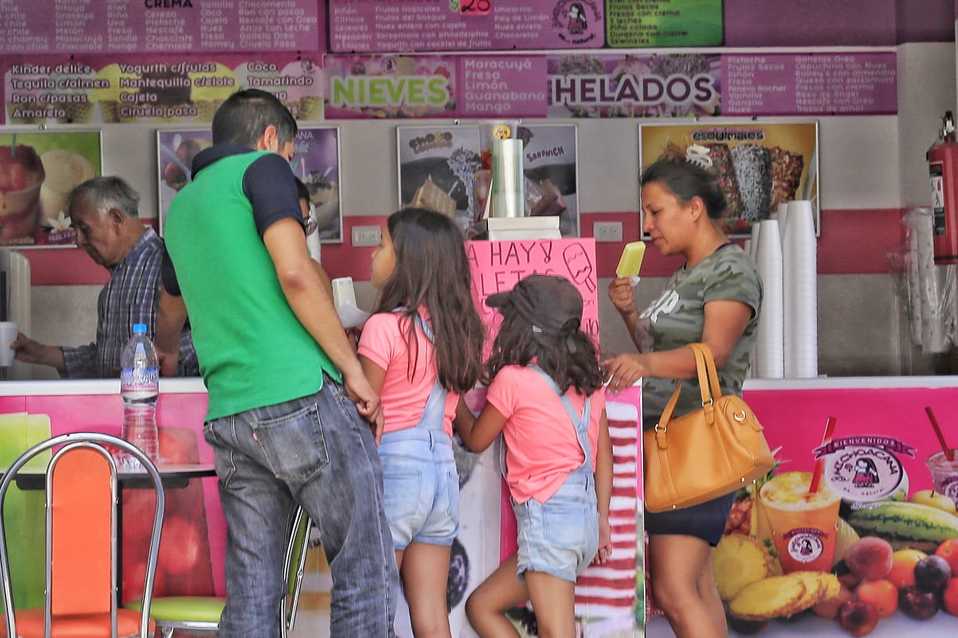 Una familia se detiene a comprar agua de sabores y paletas, la entidad registra una onda de calor por un canal de alta presión. (Andrés Lobato)