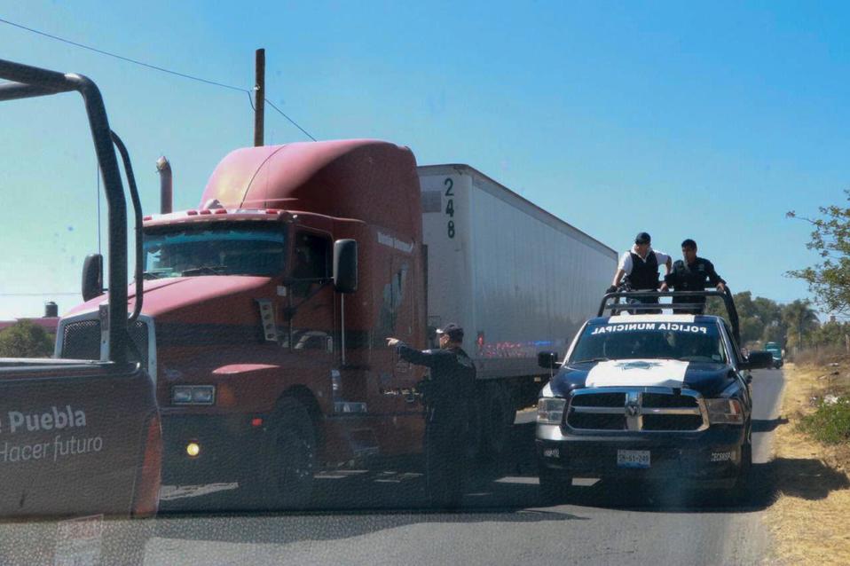 Frustra Policía Municipal de Huejotzingo robo a transporte de carga; hay cuatro detenidos. (Especial)