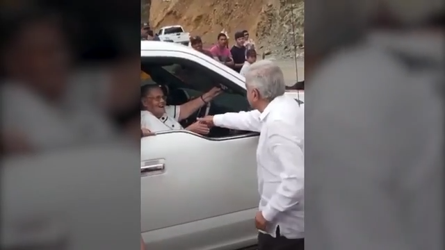 En gira por Sinaloa, AMLO saluda a mamá de 'El Chapo'