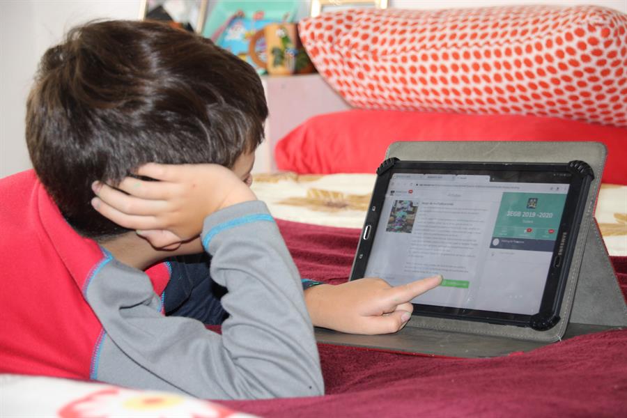 El cierre de escuelas en Ecuador forzó a estudiantes, profesores y padres al mundo de la tecnología, pues muchos hogares no tienen ni internet. (EFE)