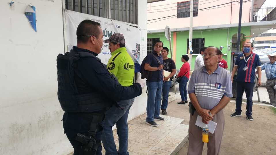 Coronavirus Tamaulipas. Abuelitos se exponen por entrega de despensa (Foto/PABLO REYES)