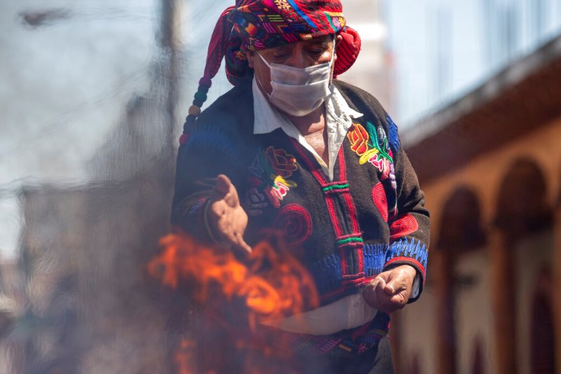 Un guía espiritual indígena dirige una ceremonia de oración para evitar la propagación del Covid-19 en su comunidad. (AP)