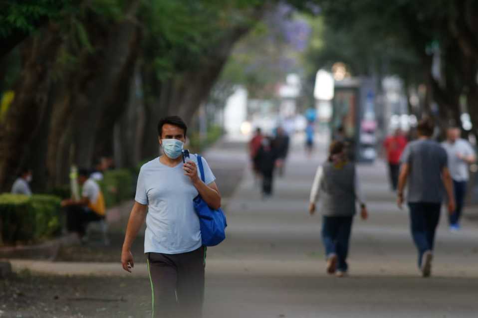 Habitantes de la CdMx caminan en  las calles con tapabocas por el Covid-19. (Araceli López)