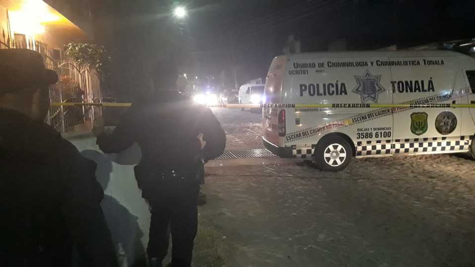 El hallazgo ocurrió sobre el cruce de las calles Fresno y Nogal, en la colonia Bosques de Tonalá. (Martín Patiño)