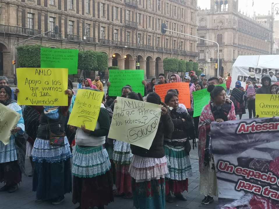 Indígenas protestan frente al Palacio Nacional, exigen apoyos económicos
