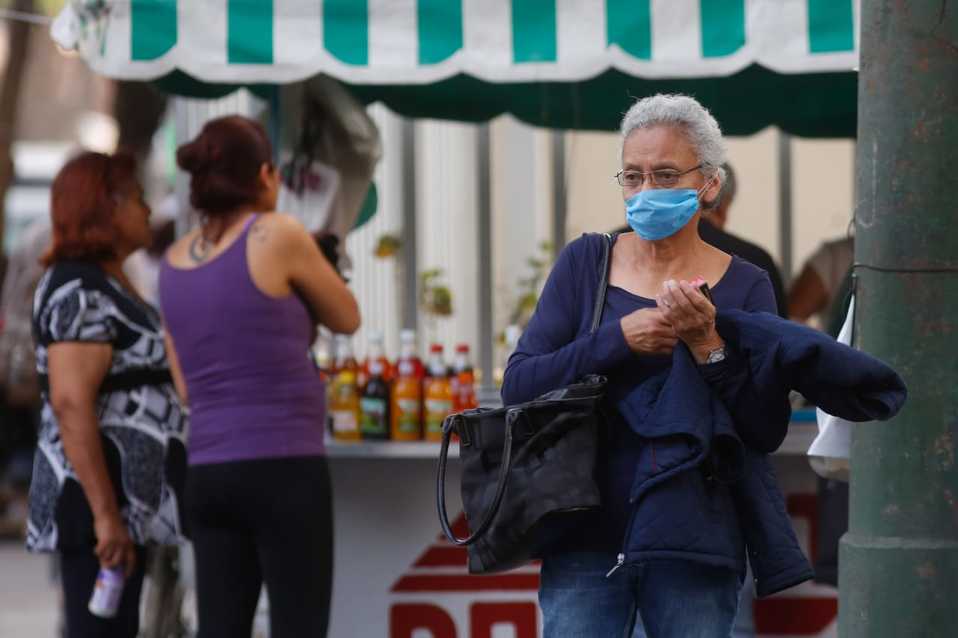 Una mujer tiene un tapabocas por la pandemia del Covid-19. (Araceli López)