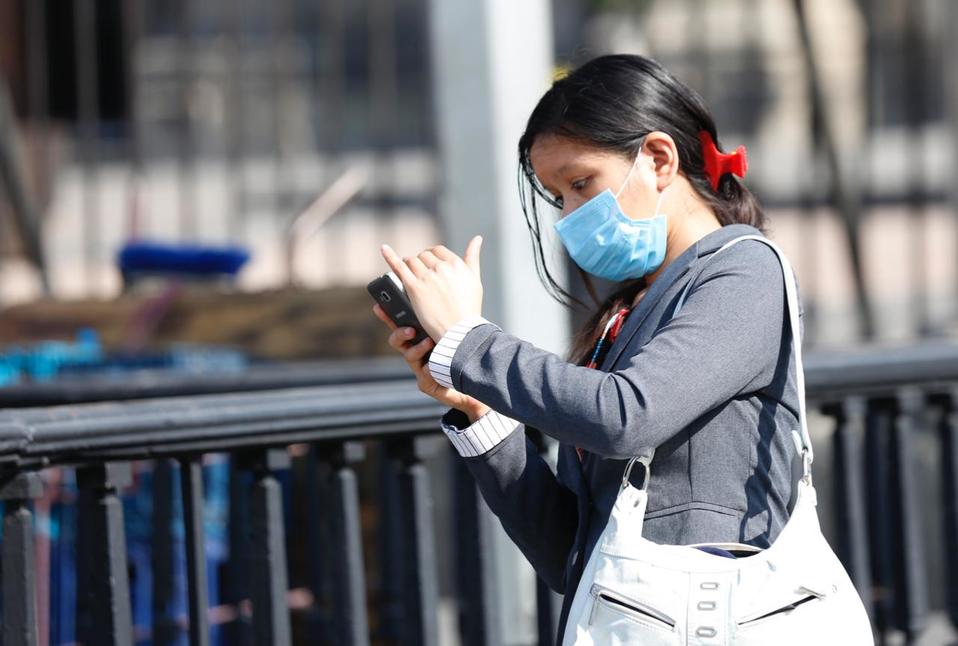Personas con cubrebocas salen a hacer sus actividades diarias durante la contingencia de coronavirus. (Nelly Salas)