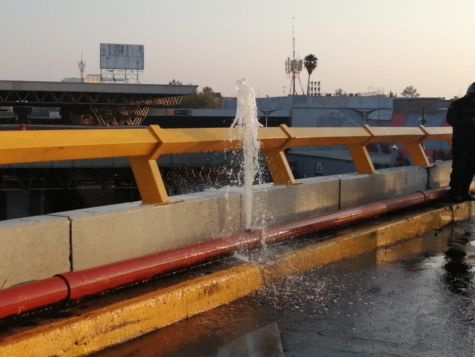 Registran fuga de agua sobre Eje 3 (César Velázquez)