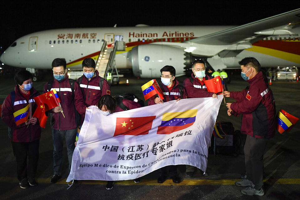 El vuelo de médicos para el coronavirus llegó a Caracas durante la madrugada. (AP)