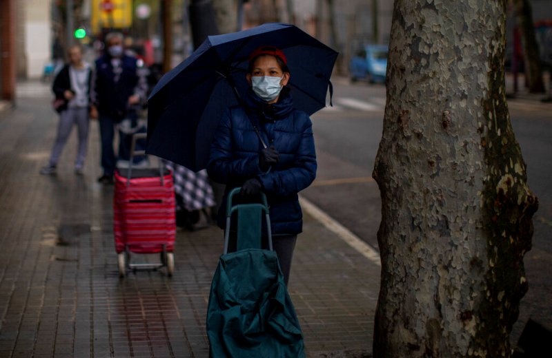El mundo se encuentra en jaque desde hace varias semanas por el virus. (AP)