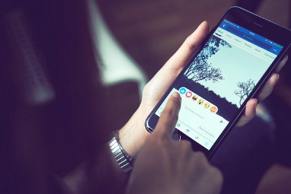 Facebook prepara un nuevo botón de reacción que tiene que ver con el coronavirus.(Shutterstock)