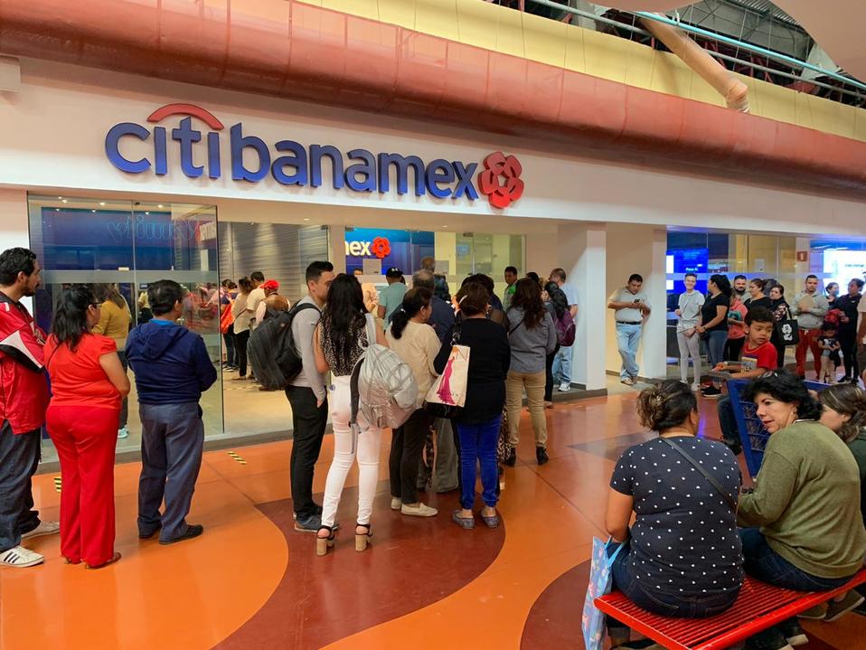 Filas en bancos por coronavirus. (Foto: Karen Guzmán)
