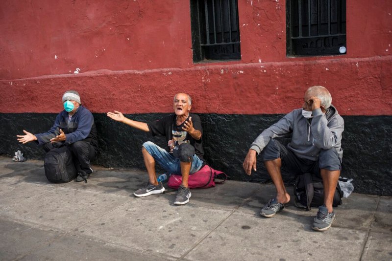 Gobiernos han flexibilizado el distanciamiento social. (AP)