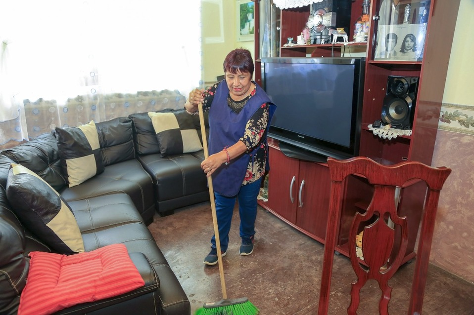 Manuela Heras, trabajadora doméstica, está convencida de seguir laborando hasta que la contingencia lo permita. (Andrés Lobato)