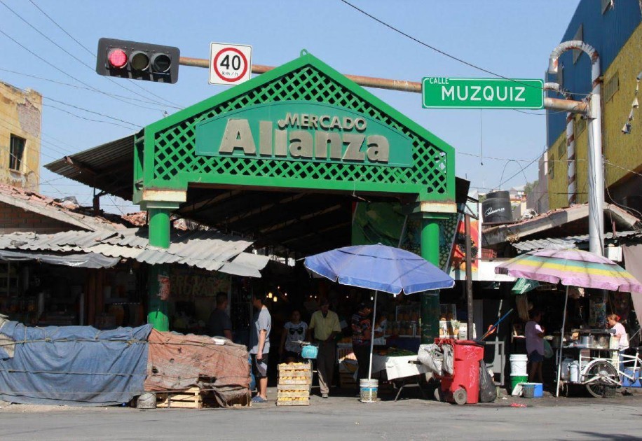 Los cuatro menores de edad ingresaron al mercado por la noche. (Notivox Digital)
