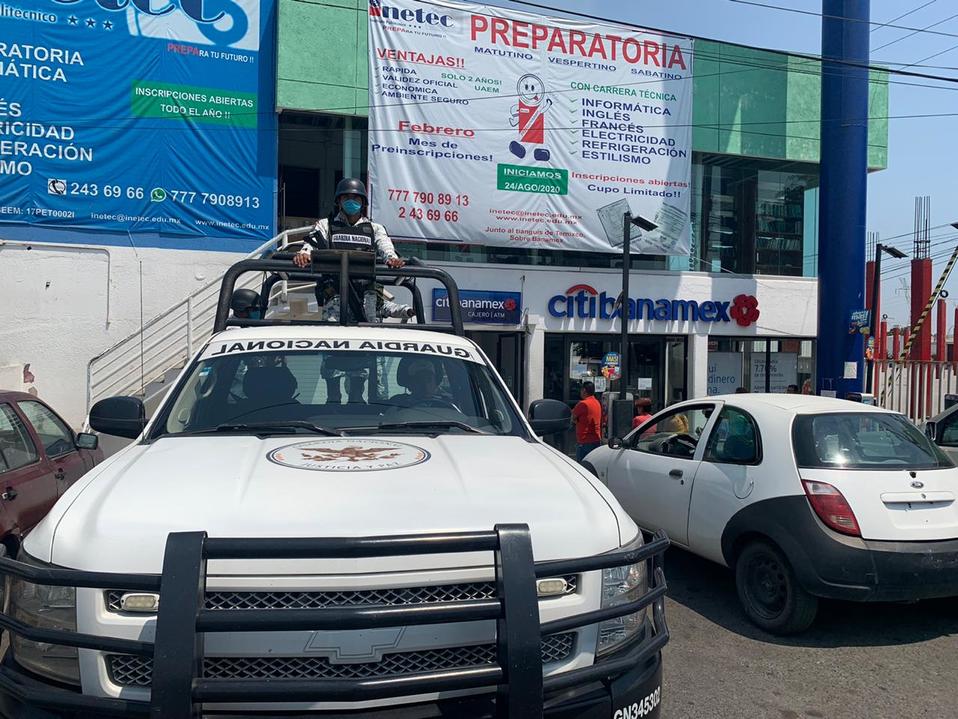 Miembros de la Guardia Nacional custodian bancos para prevenir saqueos. (Especial)