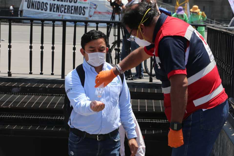 Persona usa gel antibacterial por la pandemia del Covid-19. (Javier Ríos)