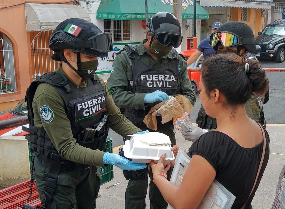 Policías de Veracruz llevan comida a familiares de enfermos internados en hospitales. (Especial)