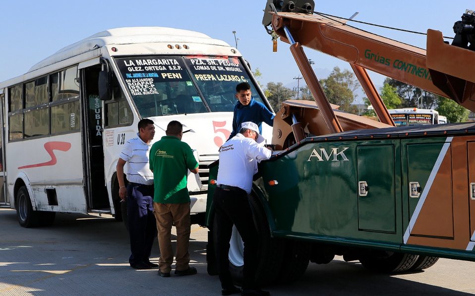 Los prestadores del servicio de transporte deberán garantizar que la limpieza de sus unidades se lleve a cabo cada hora. (Andrés Lobato)
