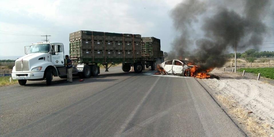 Queman autos en carreteras de Guanajuato