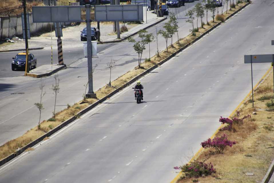Un repartidor de Uber Eats en motocicleta circula por la vía Atlixcáyotl. (Andrés Lobato)