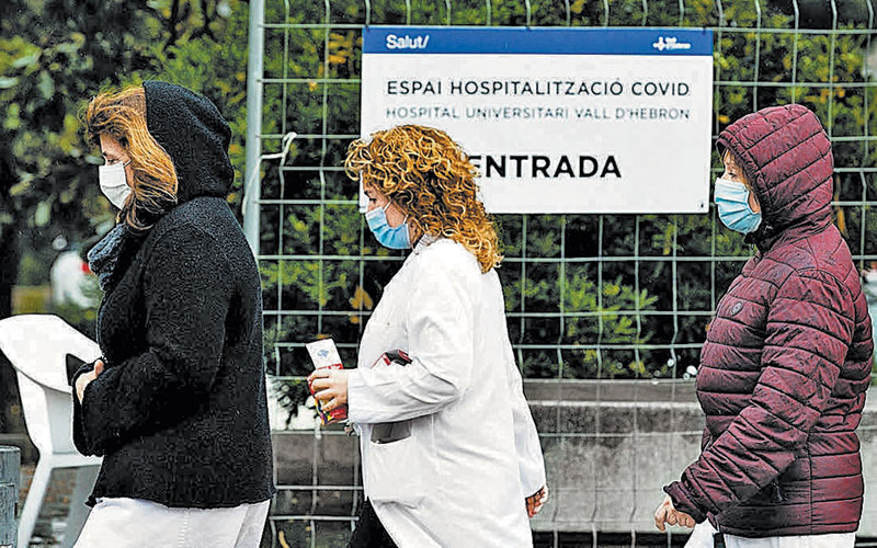 Sanitarios junto al hospital de campaña del Vall d’Hebron. (EFE)