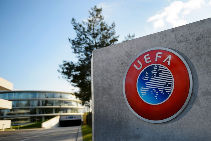 UEFA multa por miles de euros a Porto y Benfica (AFP)