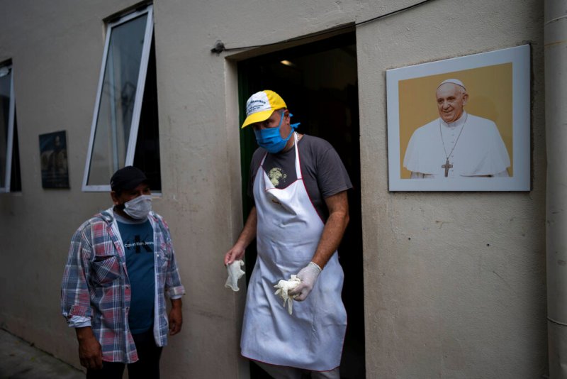 Cerca del 40 % de los sectores económicos sigue funcionando de manera casi normal. (AP)