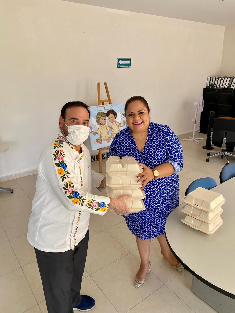 El Chef internacional David Cetina cumplió su promesa de donar cada mes alimentos para asociaciones de escasos recursos. (Daniel Barquet)