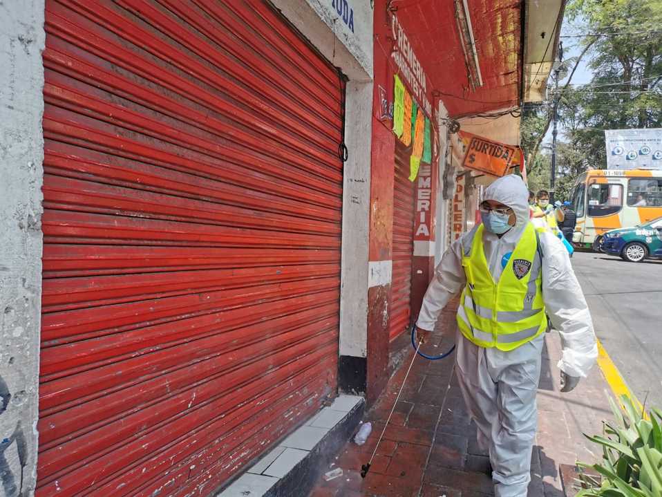 Cuajimalpa sanitiza comercios por Covid-19. (Especial)