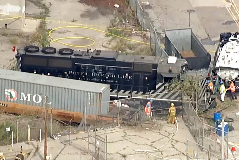 El descarrilamiento del tren no dejó víctimas; iba contra el buque USNS Mercy. (AP)