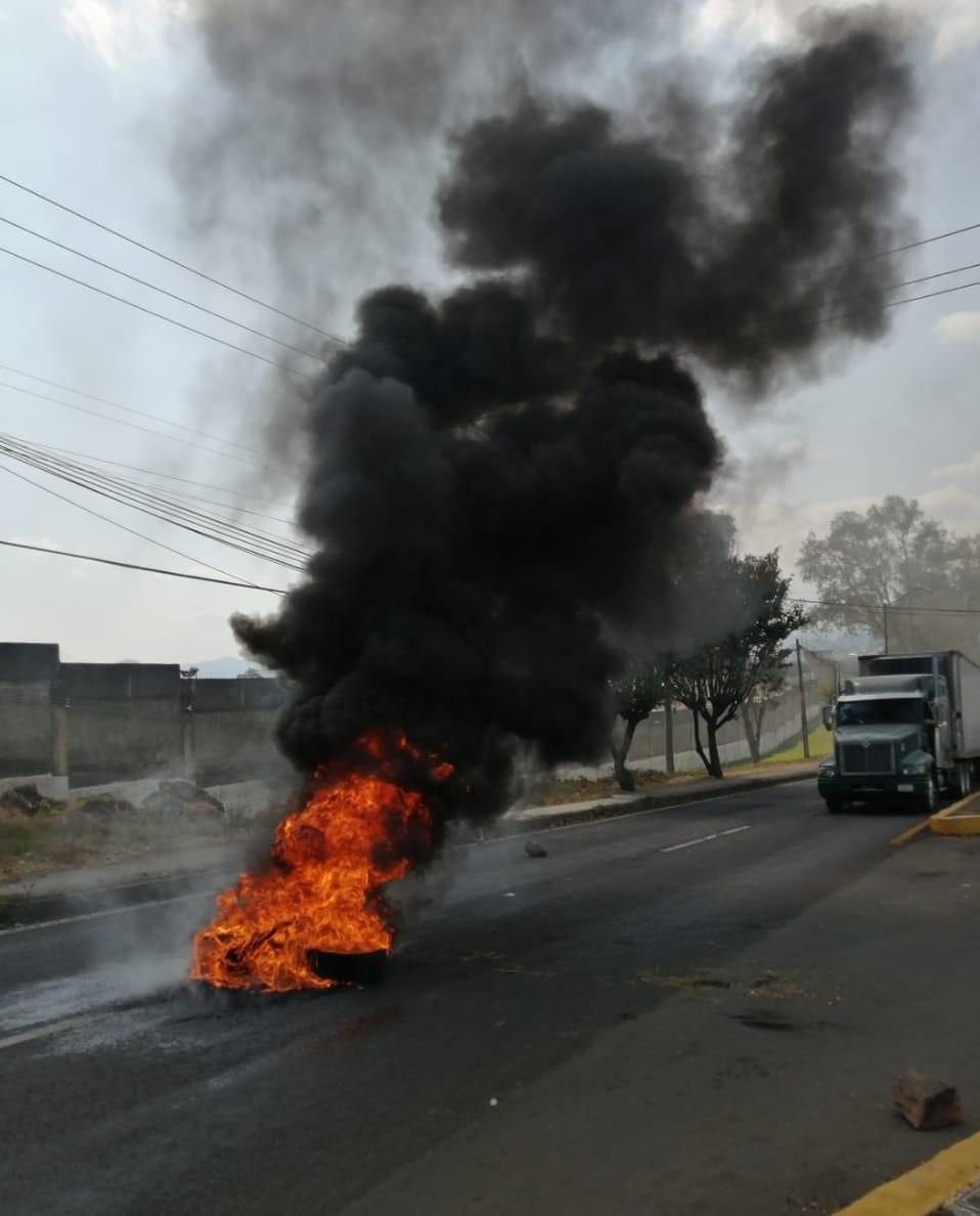 Antes del enfrentamiento había un bloqueo, donde se quemaron llantas. (Jocelyn Estrada)