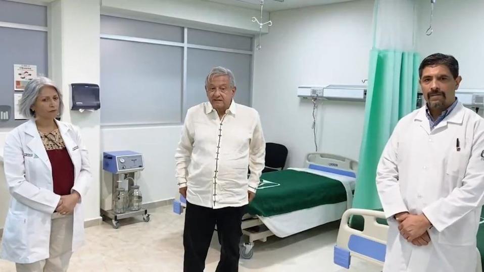 López Obrador dentro del hospital de Tlaxiaco, Oaxaca. (Captura de pantalla)