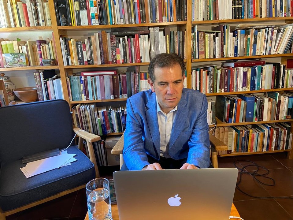 Lorenzo Córdova Vianello informó de la suspensión de las elecciones. (Tomada de Twitter @lorenzocordovav)