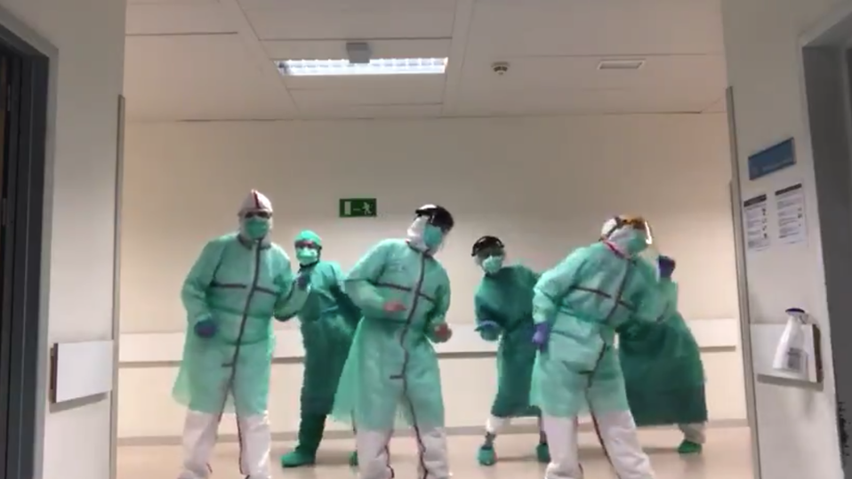 Los médicos bailaron aproximadamente 30 segundos de la canción (Twitter).