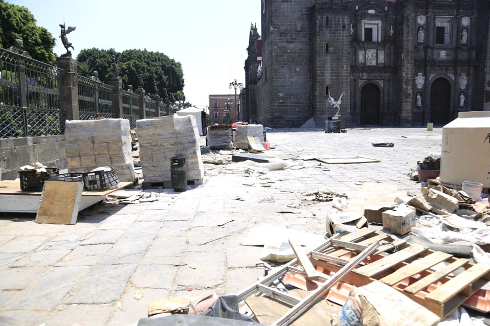 Maquinara y daños en las lajas son visibles en el atrio de la catedral de Puebla por desinstalación de Capilla Sixtina. (Andrés Lobato)