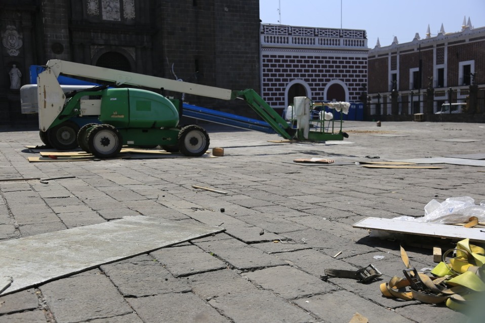Maquinara y daños en las lajas son visibles en el atrio de la catedral de Puebla por desinstalación de Capilla Sixtina. (Andrés Lobato)