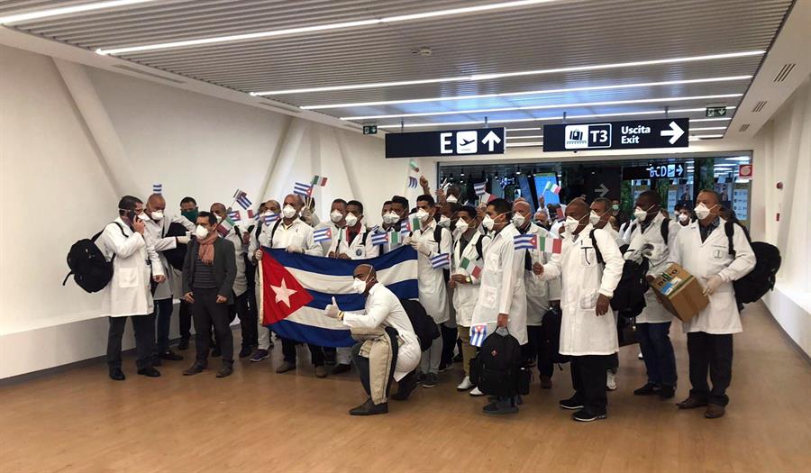 Miles de médicos cubanos asisten en 39 países que presentan casos de Covid-19. El personal de salud de Cuba es considerado de los mejores del mundo.