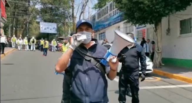 Policías piden a habitantes de Cuajimalpa resguardarse en sus domicilios por el Covid. (Captura de pantalla)