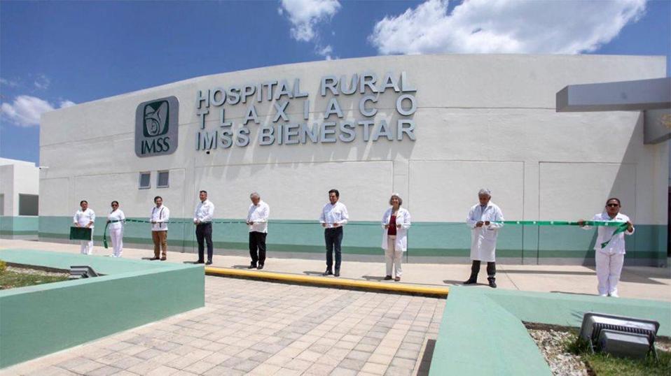 El presidente López Obrador en la inauguración del hospital de Tlaxiaco, Oaxaca. (Twitter | @alejandromurat)