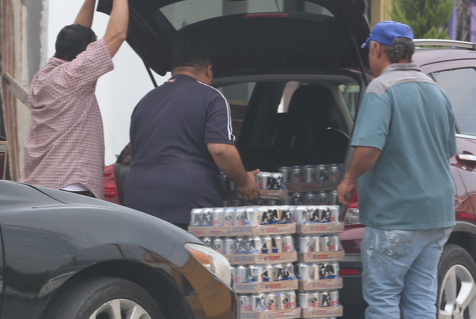 En algunas tiendas se agotó la venta de cerveza. Foto: Raúl Palacios.