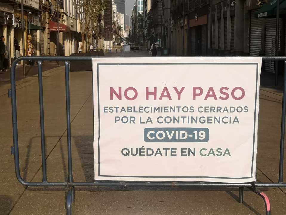 Los accesos de entrada al metro Zócalo de la línea 2 también fueron cerrados. (César Velázquez)