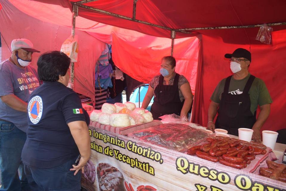 Autoridades supervisan medidas contra Covid-19 en mercados de Iztacalco. (Especial)
