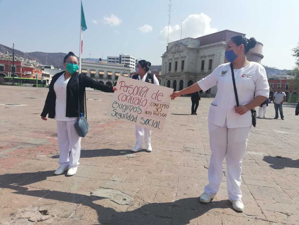 Enfermeros y enfermeras se manifiestan afuera del Palacio de Gobierno en Hidalgo. (Alejandro Reyes)