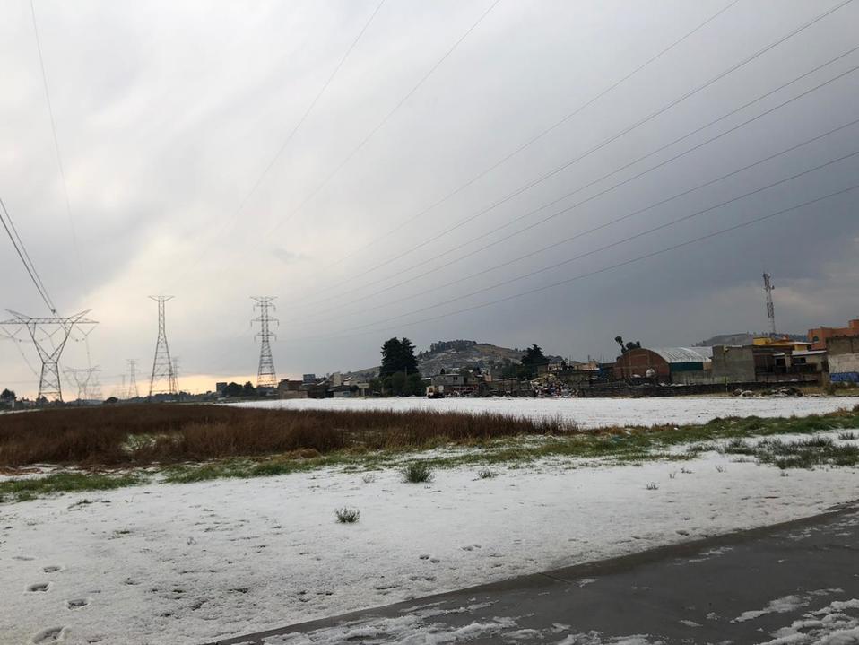 El granizo dejó una capa que superó los 20 centímetros de altura en San Luis Mextepec y zonas aledañas. (Mario C. Rodríguez)